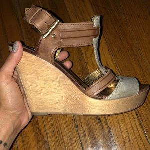 Cynthia Vincent tan leather wedges platforms 7.5